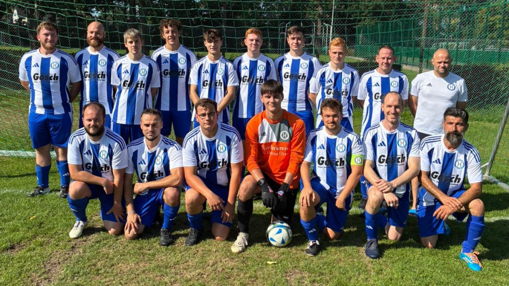 Mannschaftsfoto der 2. Herren des SV Hertha Otze in blauen Hosen und weiß-blau gestreiften Trikots mit Sponsorenlogo „Gosch“. Die Spieler und Betreuer stehen und knien in zwei Reihen vor dem Fußballtor.