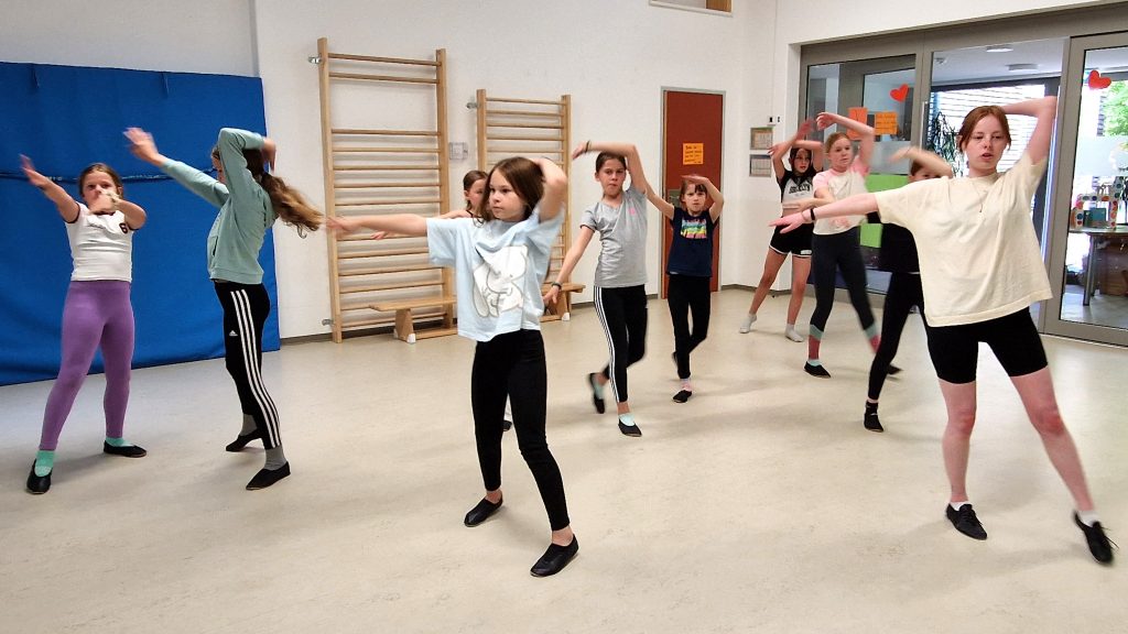 Mädchen der Tanzgruppe „Next Generation“ beim Training im KiTa-Bewegungsraum des SV Hertha Otze