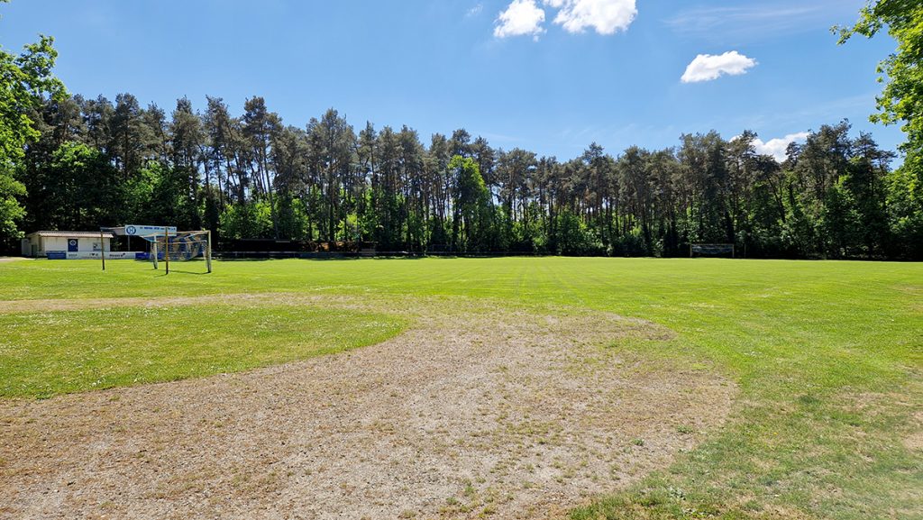 Fußballplatz des SV Hertha Otze mit Tor und Vereinsheim, im Hintergrund eine Baumreihe