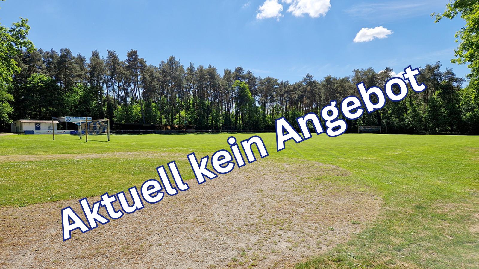 Blick über den Hauptsportplatz des SV Hertha Otze bei sonnigem Wetter. In der Mitte steht groß und schräg der Text: „Aktuell kein Angebot“.