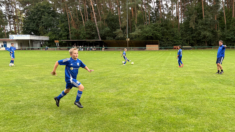 Jungen-Fußballtraining auf dem Sportplatz des SV Hertha Otze, mit Traineranleitung