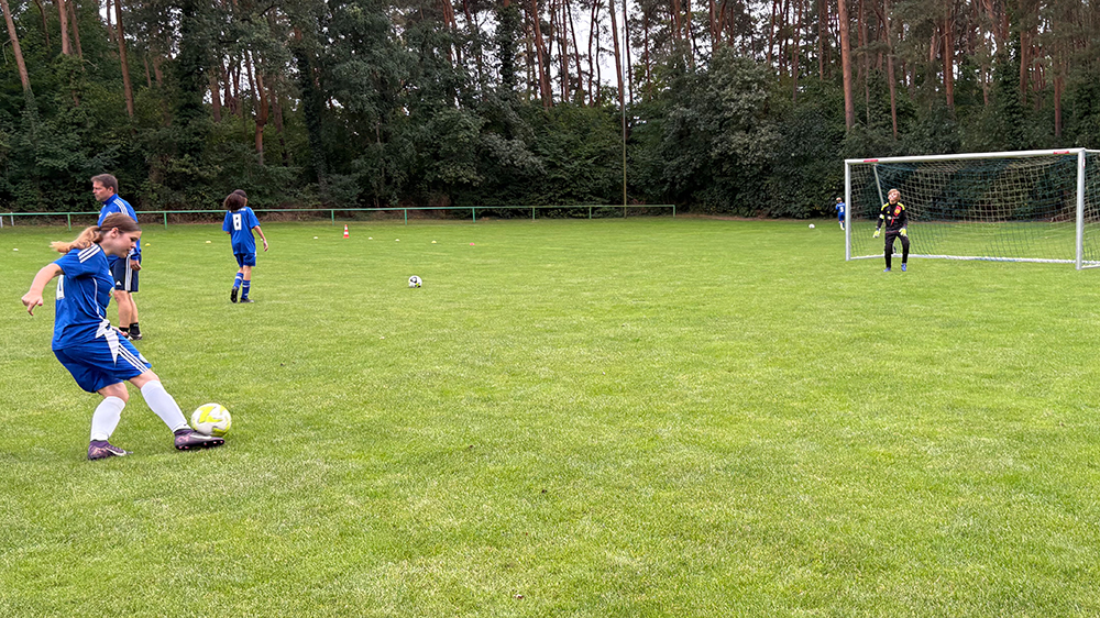 Mädchen und Jungen der D-Jugend beim Schusstraining auf das Tor