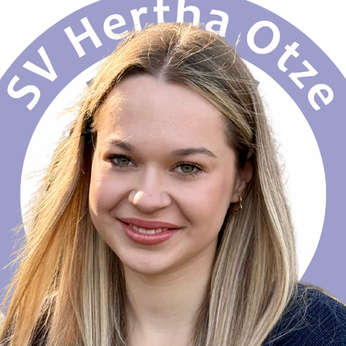 Giulia Weyer, lächelnd, vor dem Logo des SV Hertha Otze
