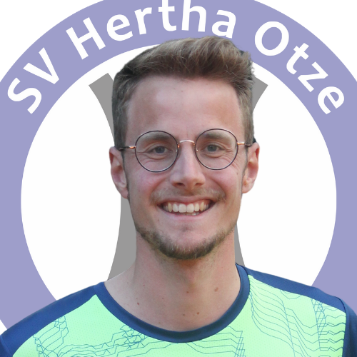 Porträt von Felix Giesberts mit Brille und Tennisshirt vor dem Logo des SV Hertha Otze