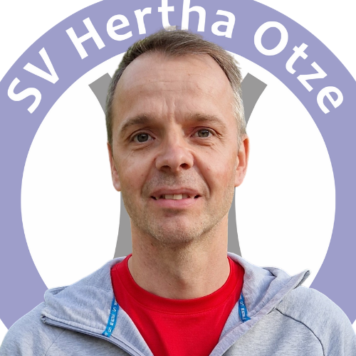 Porträt von Heiko Rethfeld vor dem Logo des SV Hertha Otze