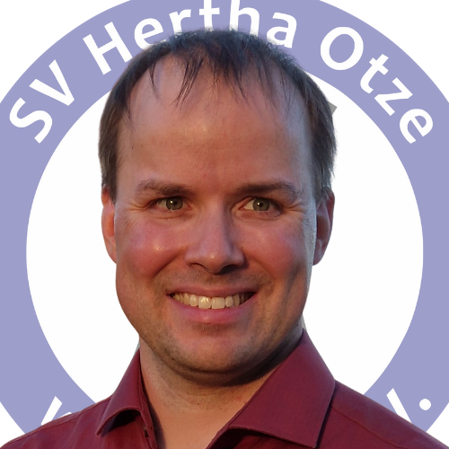 Porträt von Helge Steinecke, Ansprechpartner für Sponsoring beim SV Hertha Otze. Er trägt ein weinrotes Hemd und lächelt freundlich in die Kamera. Im Hintergrund ist das Vereinslogo zu sehen.