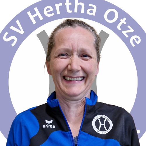 Portrait von Hilke Schuppa in blauer Vereinsjacke mit SV Hertha Otze-Logo, vor einem transparenten Vereinswappen im Hintergrund. Sie lächelt in die Kamera.