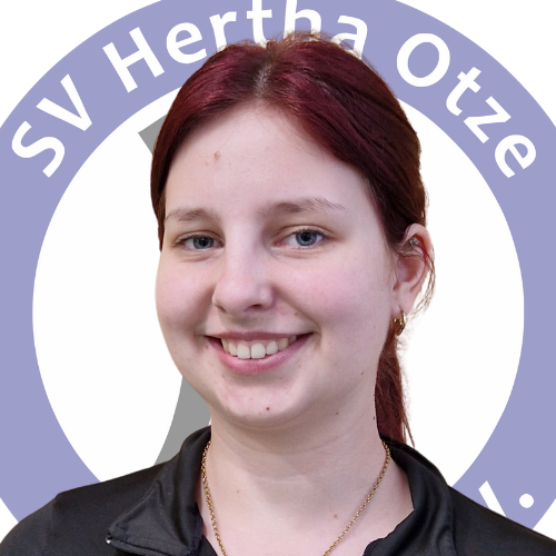 Portrait von Kim Heuer, lächelnd vor dem Logo des SV Hertha Otze