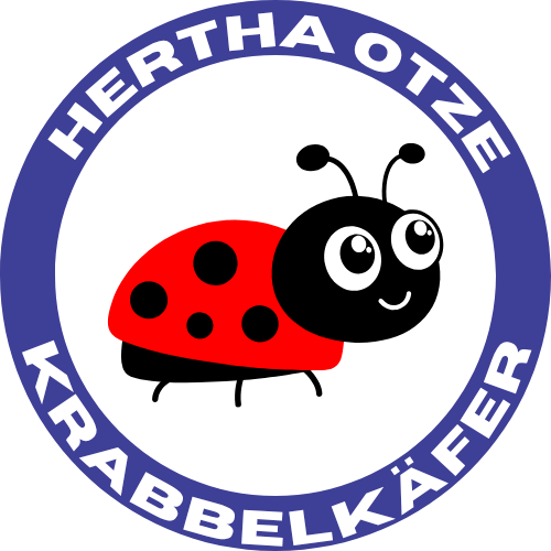Rundes Logo der Hertha Otze Krabbelkäfer mit einem lächelnden Marienkäfer in der Mitte und blauem Rand mit weißer Schrift: ‚Hertha Otze Krabbelkäfer‘.