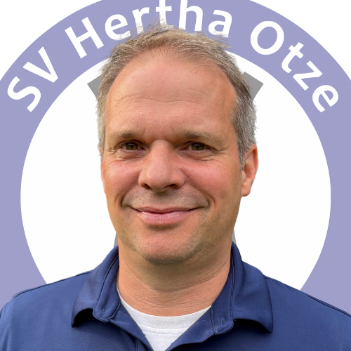 Martin Hoffmeister vor dem Logo des SV Hertha Otze.