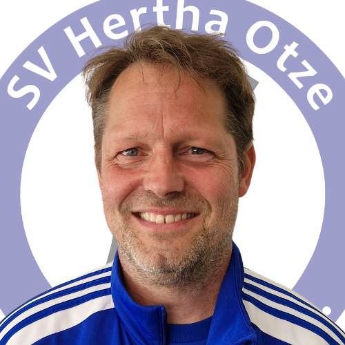 Portrait von Matze König in blauer Vereinsjacke vor dem Logo des SV Hertha Otze