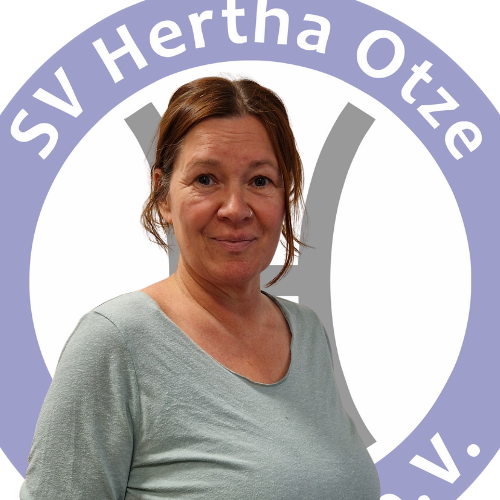 Portrait von Petra Zeuschner vor dem Logo des SV Hertha Otze. Sie trägt ein hellblaues Oberteil und blickt freundlich in die Kamera.