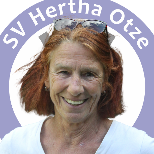 Porträt einer lächelnden Frau mit rotbraunen Haaren, weißem Shirt und Sonnenbrille im Haar. Im Hintergrund ein violetter Kreis mit der Aufschrift „SV Hertha Otze“.