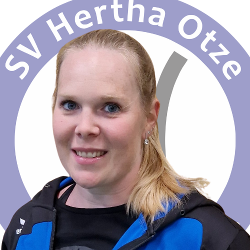 Portrait von Sarah Welge vor dem Logo des SV Hertha Otze. Sie trägt eine schwarze Sportjacke mit blauen Akzenten und blickt freundlich in die Kamera.