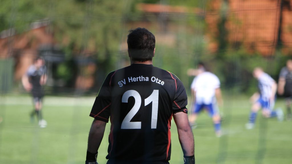 Torwart der Herrenmannschaft des SV Hertha Otze mit der Rückennummer 21 beim Spiel auf dem Fußballplatz