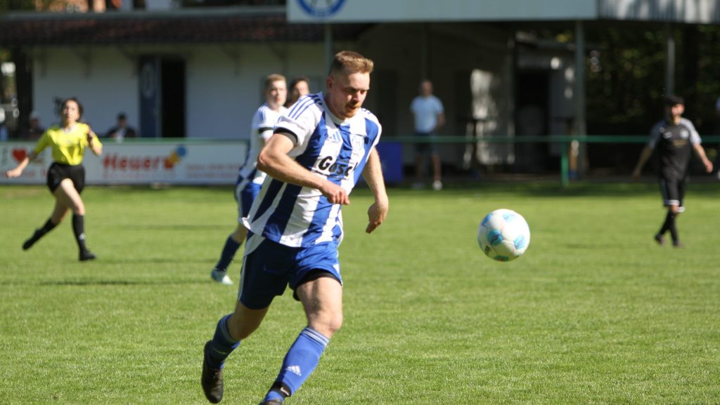 Fußballspieler des SV Hertha Otze im blau-weißen Trikot sprintet dem Ball hinterher während eines Spiels