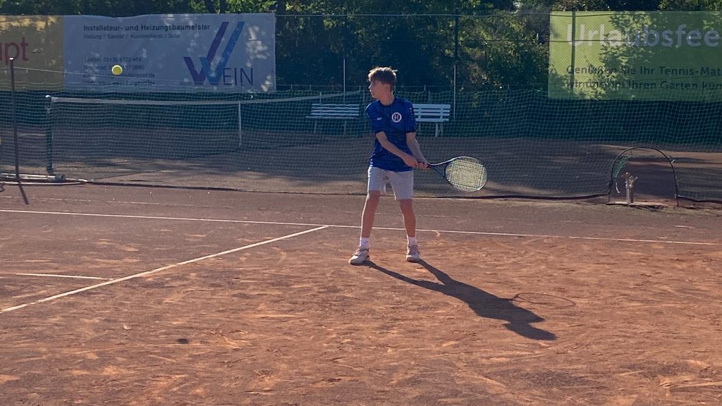 Ein Jugendspieler der Junioren B des SV Hertha Otze beim Tennistraining auf dem Sandplatz.