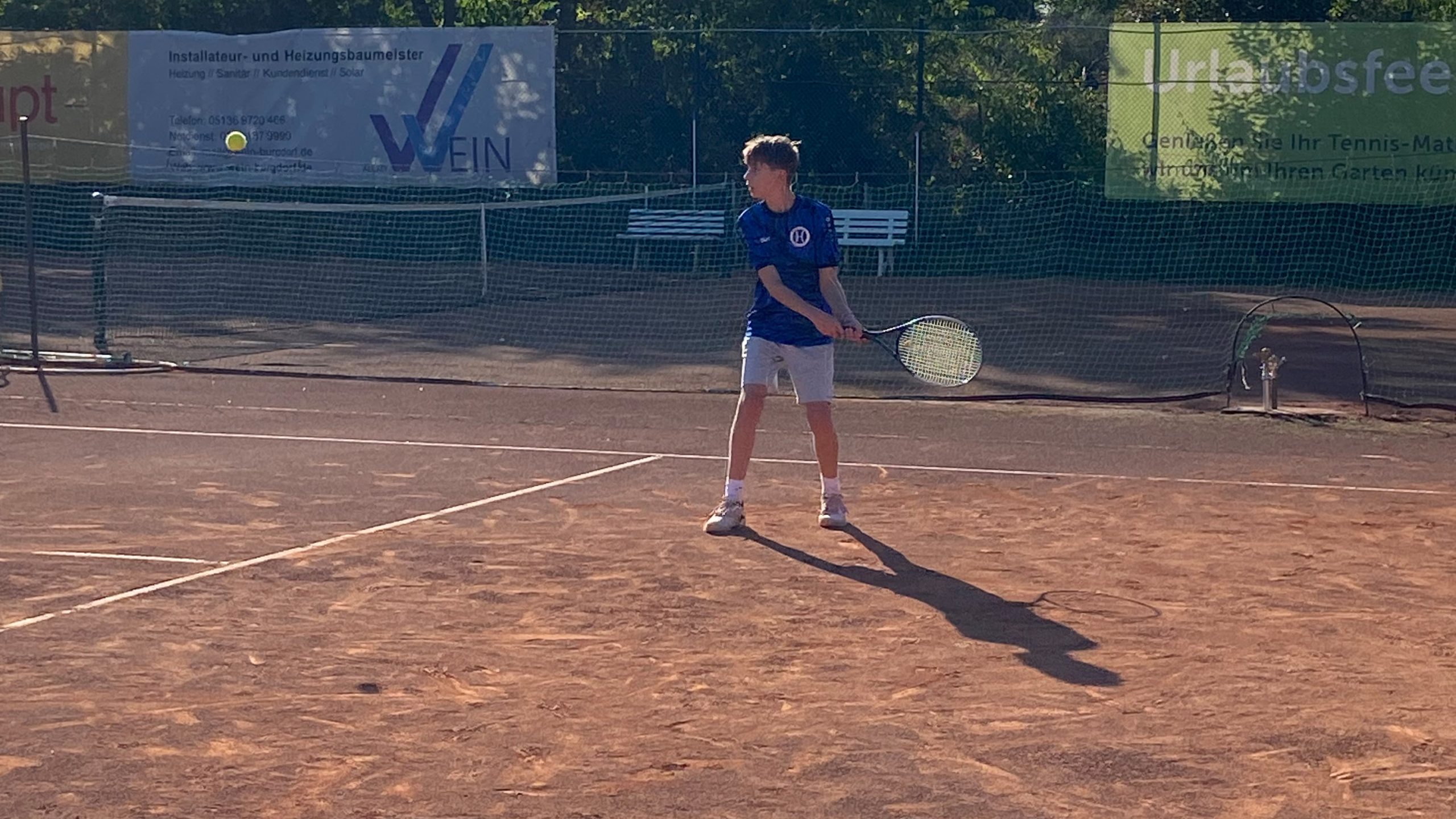 Ein Jugendspieler der Junioren B des SV Hertha Otze beim Tennistraining auf dem Sandplatz.
