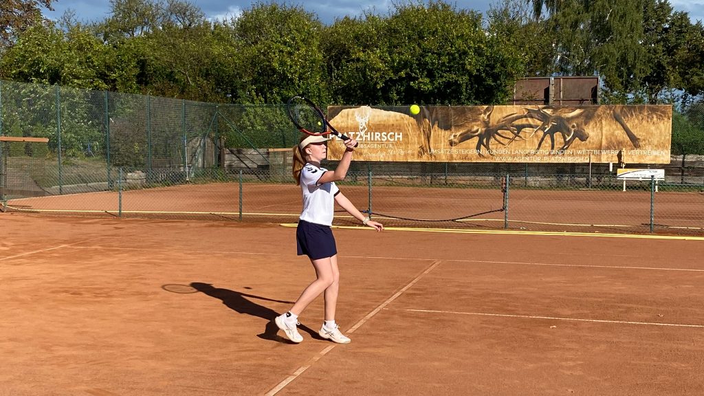 Eine Spielerin der Juniorinnen C des SV Hertha Otze beim Tennistraining auf dem Sandplatz.