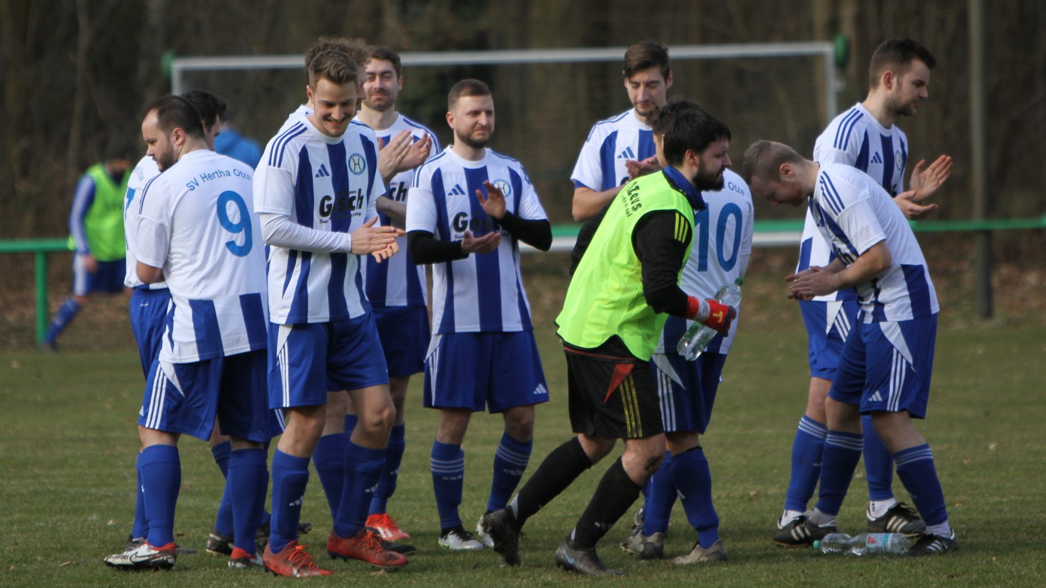 Spieler der Herrenmannschaft des SV Hertha Otze im weißen Trikot mit blauen Streifen, vor dem Spiel auf dem Fußballplatz in der Aufstellung