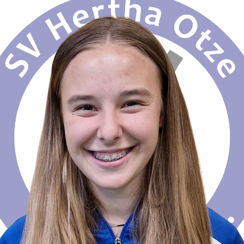 Porträtfoto von Lilly Woelky, lächelnd, vor dem Logo des SV Hertha Otze.