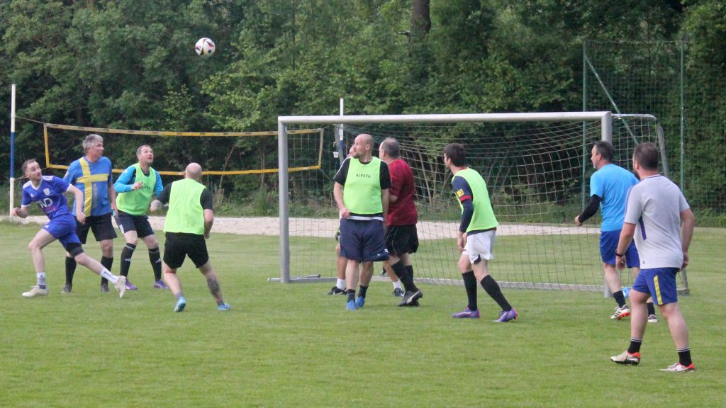 Szene eines Fußballspiels der Freizeitmannschaft „Otzes Hoffnung“ auf dem Sportplatz des SV Hertha Otze. Mehrere Spieler beobachten konzentriert einen hoch fliegenden Ball vor dem Tor.