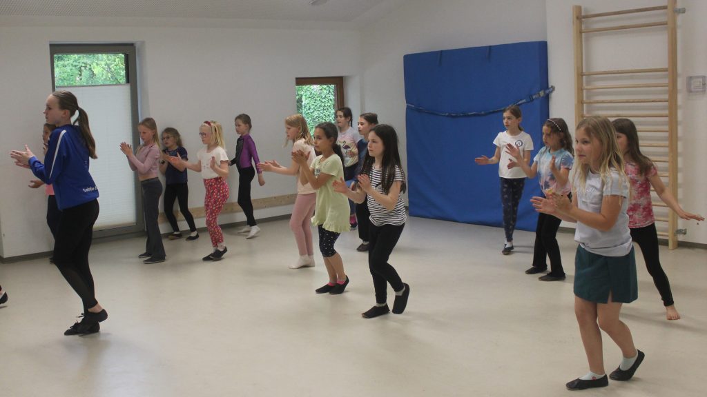 Kinder der Tanzgruppe „Twisters“ beim gemeinsamen Training im KiTa-Bewegungsraum