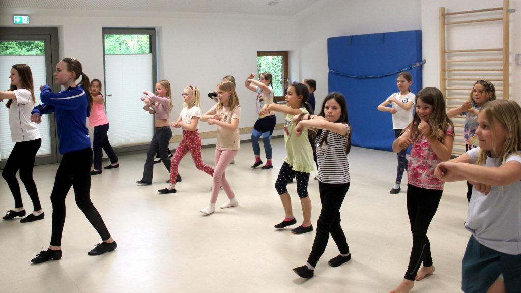 Mädchen der Tanzgruppe „Twisters“ beim Tanztraining im KiTa-Bewegungsraum