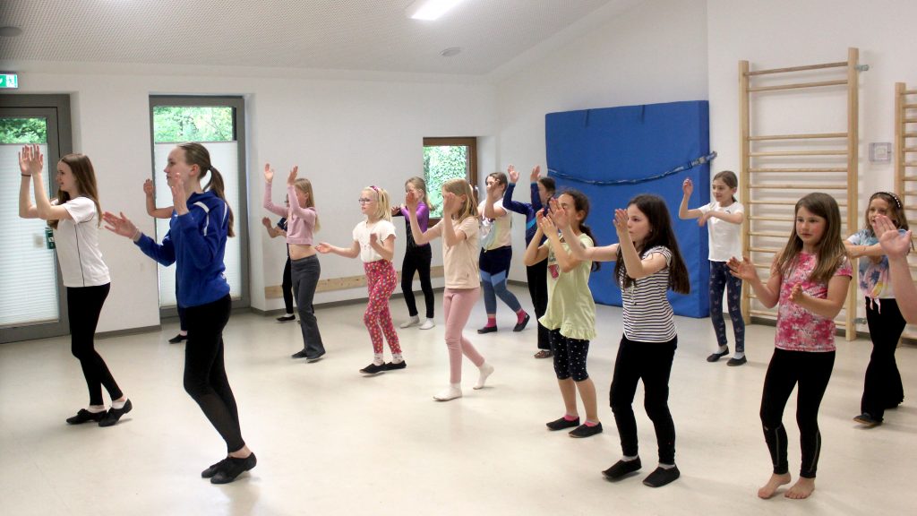 Mädchen der Tanzgruppe „Twisters“ beim gemeinsamen Choreografie-Training im KiTa-Bewegungsraum