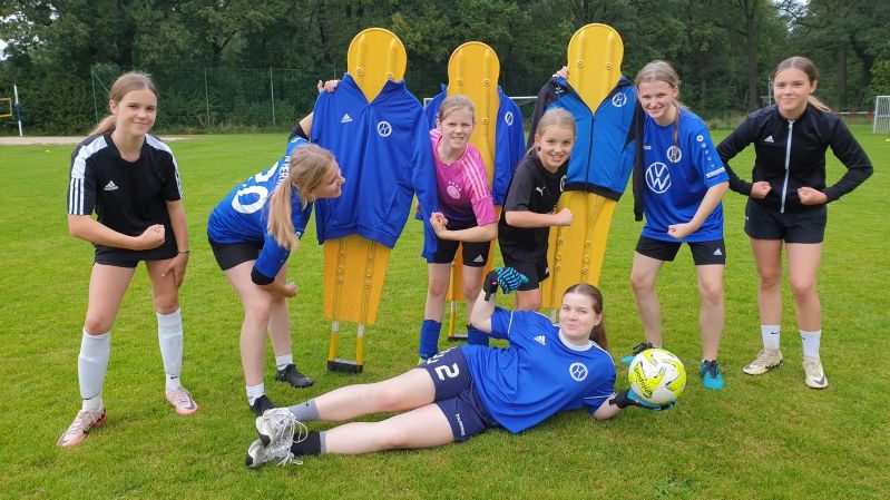 Gruppenfoto von sieben Mädchen der Juniorinnen-Mannschaft des SV Hertha Otze auf dem Fußballplatz.