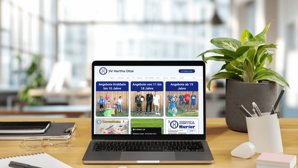 Ein Laptop steht auf einem modernen Schreibtisch. Auf dem Bildschirm ist die Website des SV Hertha Otze geöffnet.